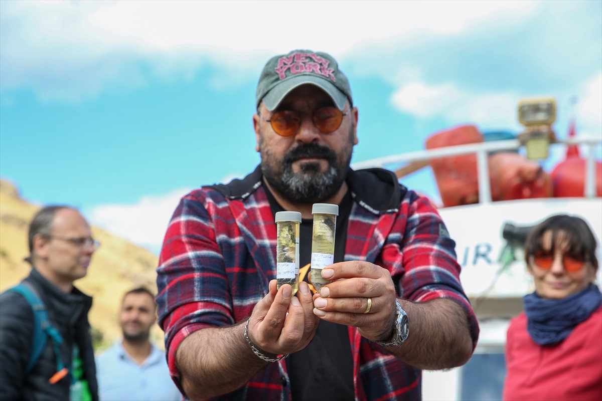 Akademisyenler Van Gölü'ndeki mikrobiyalitlerin oluşum sırlarını araştırıyor 3 Akademisyenler Van Gölü'ndeki mikrobiyalitlerin oluşum sırlarını araştırıyor