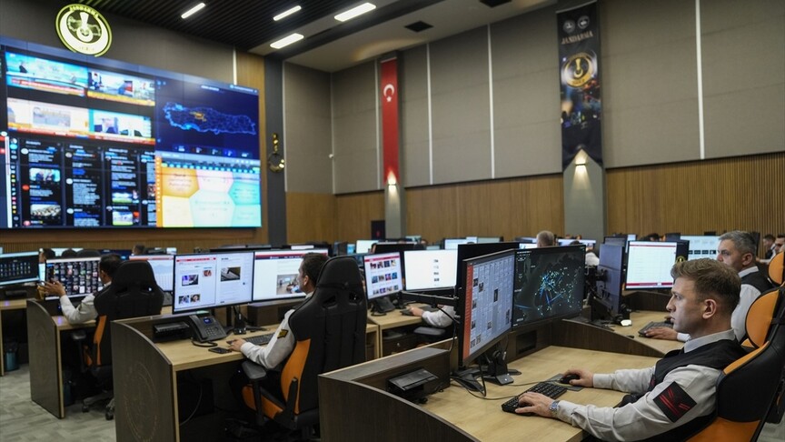 Jandarmadan yapay zeka uygulamalarını "dijital dost" haline getirenlere uyarı haber görseli