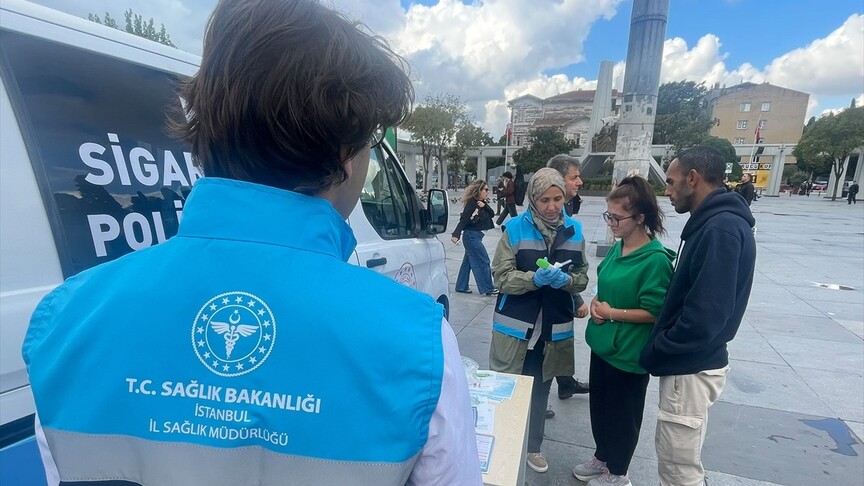 İstanbul'da tütünle mücadele için kurulan özel ekip sigarayı bırakmak isteyenler için sahada