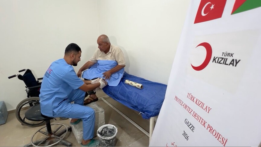 Turkish Red Crescent helps elderly Gaza amputee walk again after prosthetic limb confiscated