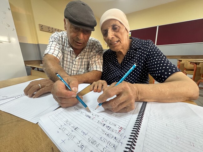 Çifti ëndërronte të mësonte shkrim e lexim  pas të 70 ve mban lapsin në dorë
