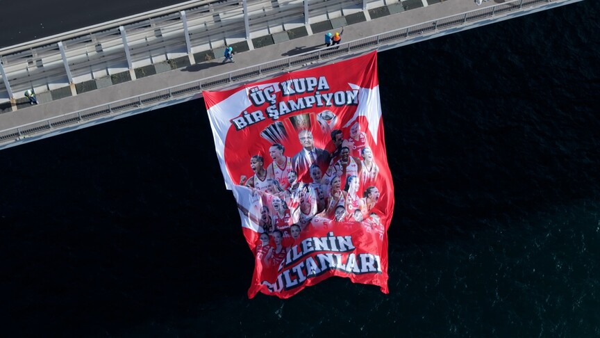 Kadın Milli Voleybol Takımları'nın "3 Kupa, 1 Şampiyon" bayrakları, İstanbul Boğazı'na asıldı haber görseli