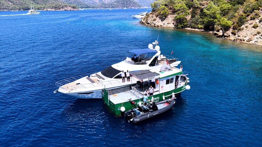 Bakan Kurum, Fethiye'deki deniz süpürgesi ve atık alım gemisinden görüntüler paylaştı