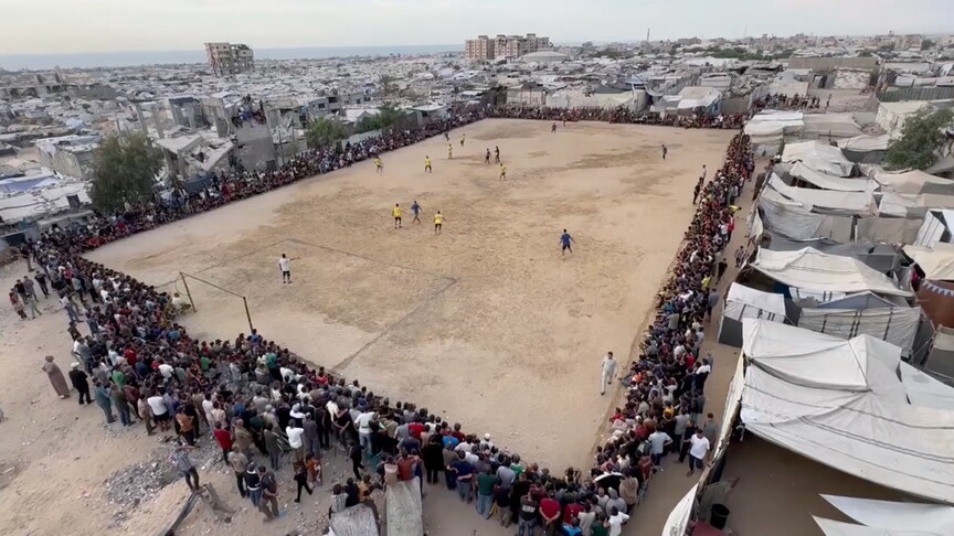 Gazze'de yerinden edilen futbolcular çadırlar arasında dostluk maçı yaptı haber görseli