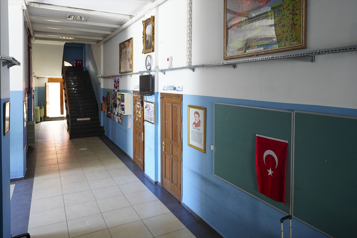 1869'dan bugüne ayakta kalan "Taş Mektep": Fatih İmam Hatip Ortaokulu 3 1869'dan bugüne ayakta kalan "Taş Mektep": Fatih İmam Hatip Ortaokulu