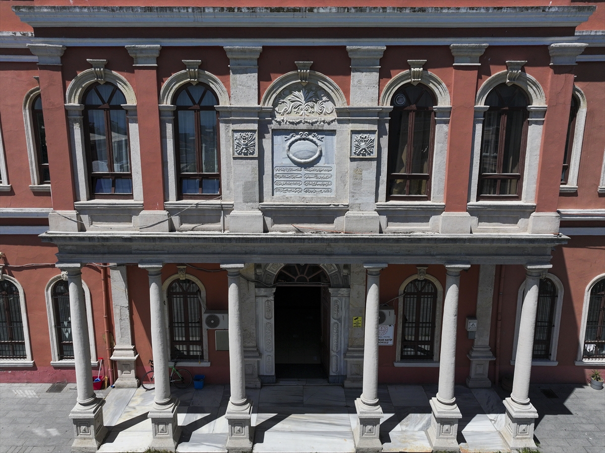 1869'dan bugüne ayakta kalan "Taş Mektep": Fatih İmam Hatip Ortaokulu 2 1869'dan bugüne ayakta kalan "Taş Mektep": Fatih İmam Hatip Ortaokulu