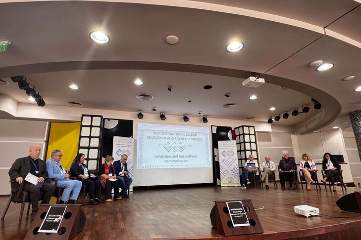 Akademikë nga vendet e Ballkanit u mblodhën në kongresin për arsim dhe shkencë