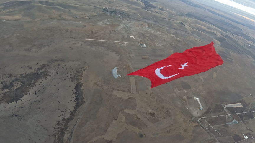 Özel Kuvvetler, 3 bin 37,5 metrekarelik dev Türk bayrağını gökyüzünde dalgalandırdı
