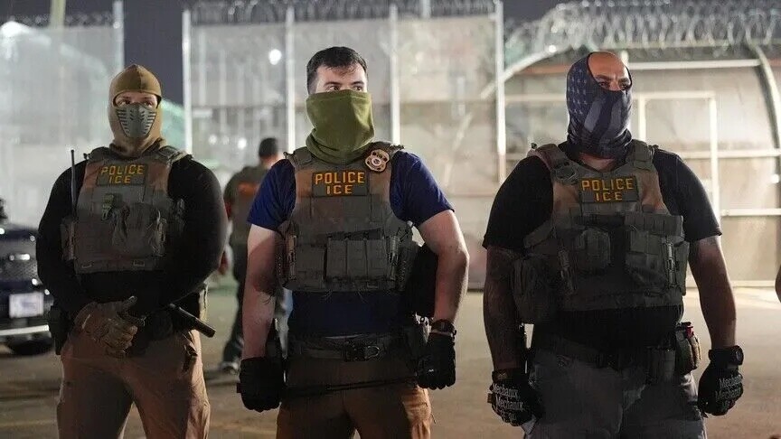 Agjencia amerikane e emigracionit ndalon në aeroport kineastin nga Kashmiri