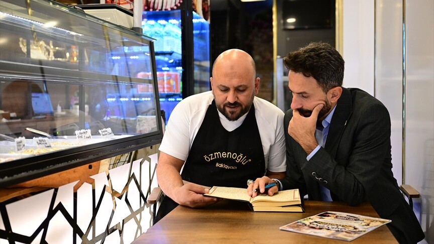 "Esnafım Elimde Kur'an'ım" projesiyle esnaf iş yerinde Kur'an-ı Kerim okumayı öğreniyor