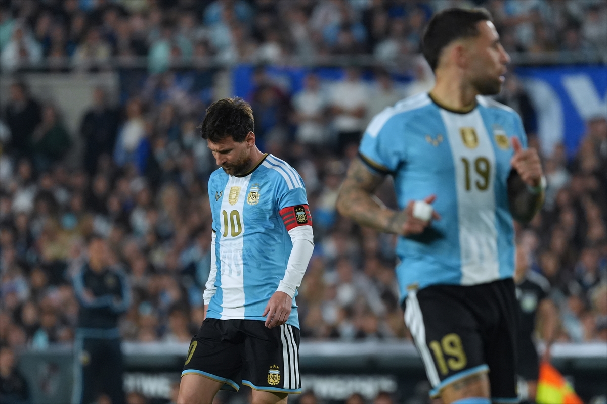 Arjantinli yıldız futbolcu Messi, milli takım kariyerini noktaladı 4 Arjantinli yıldız futbolcu Messi, milli takım kariyerini noktaladı