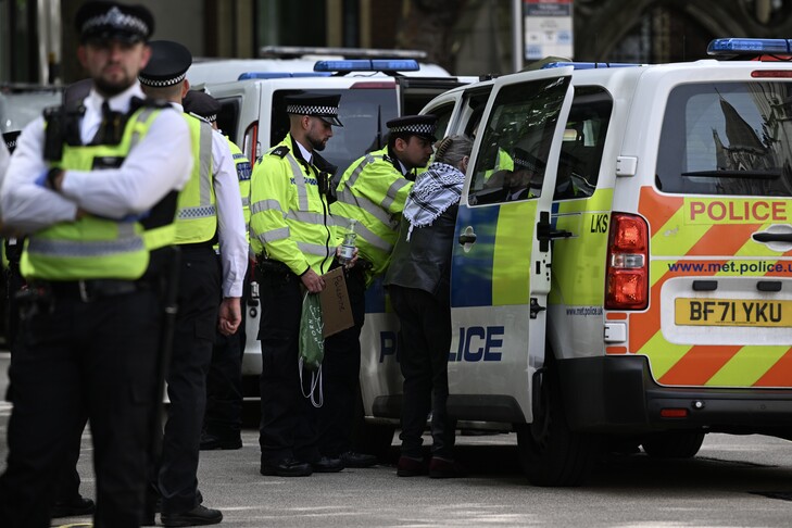 Policia britanike vendos kushte të rrepta në marshimin e studentëve pro palestinezë në Londër
