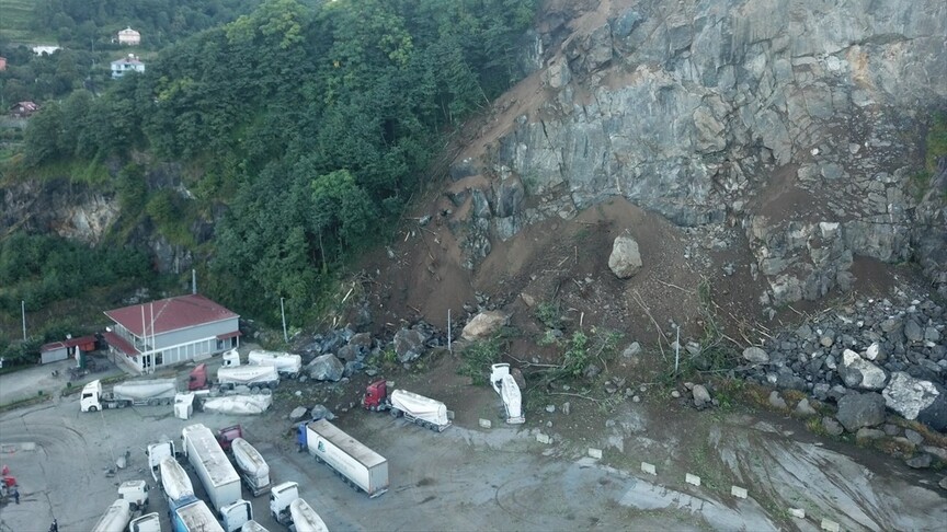 Artvin'de tır parkındaki heyelanda 1 kişi hayatını kaybetti