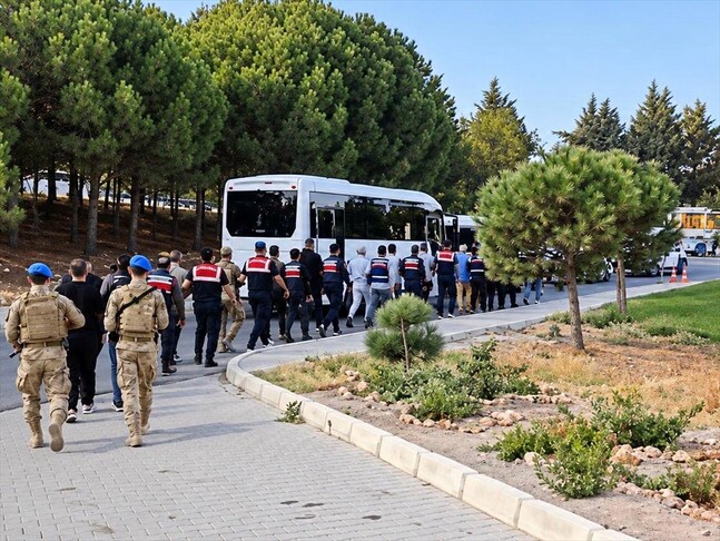İzmir'de Çeşme Belediyesine yönelik operasyonda gözaltına alınan 12 şüpheli adliyede
