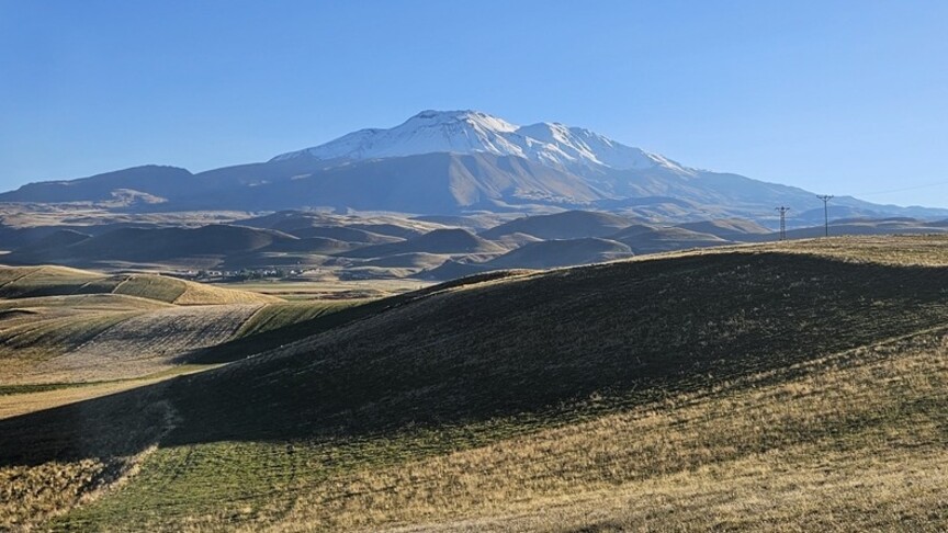 Süphan Dağı'nın zirvesi karla kaplandı haber görseli