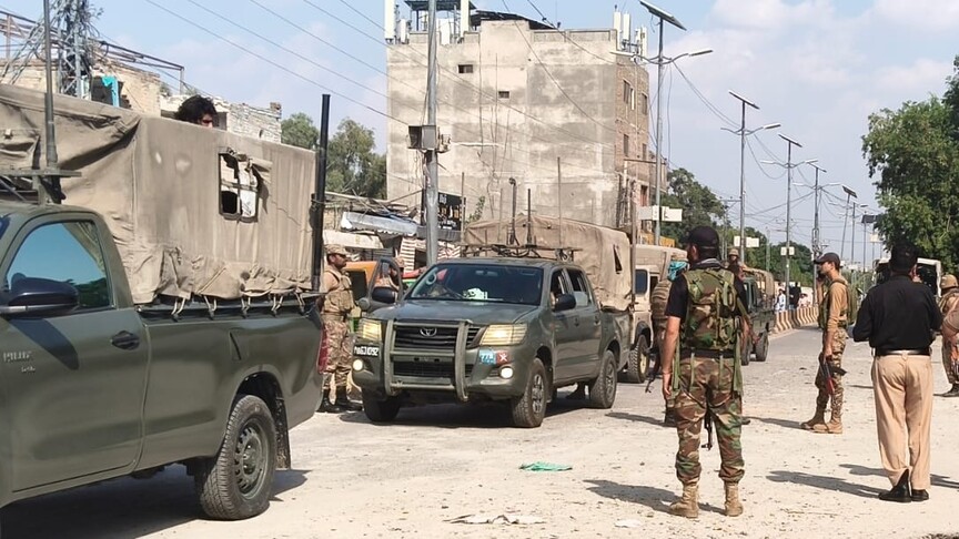 Pakistan'da eski Başbakan Han'ın partisinin yönettiği eyalette olağanüstü hal ilan edildi haber görseli