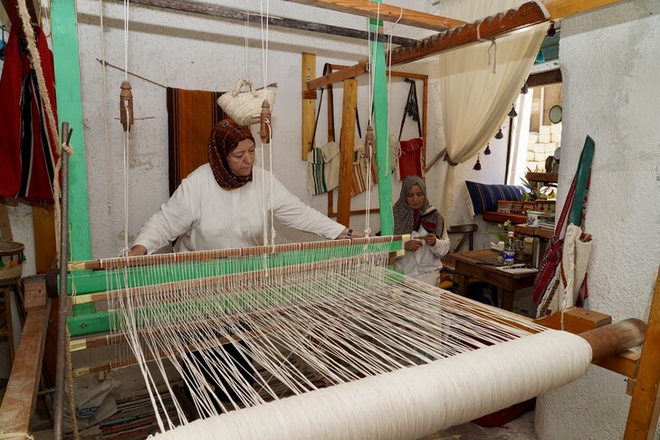 Libi  dy kushërirat rigjallërojnë zanatin tradicional të thurjes së qilimave