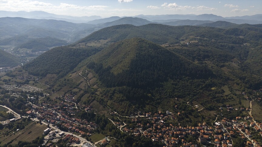Visoko tërheq vizitorë nga e gjithë bota  Nga pretendimet për piramida 30 000 vjeçare te  terapia shëndetësore 