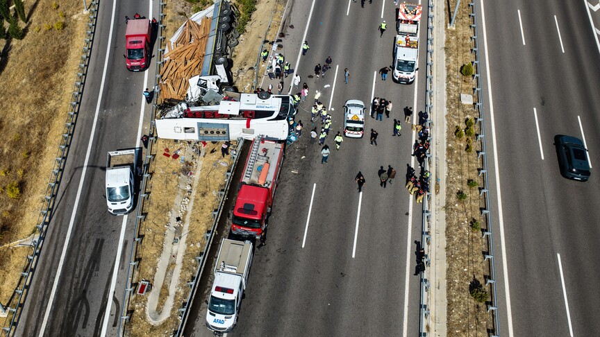 Tour Bus and Truck Collide Near Akhisar Toll Plaza in Manisa, Killing 11 and Injuring 27