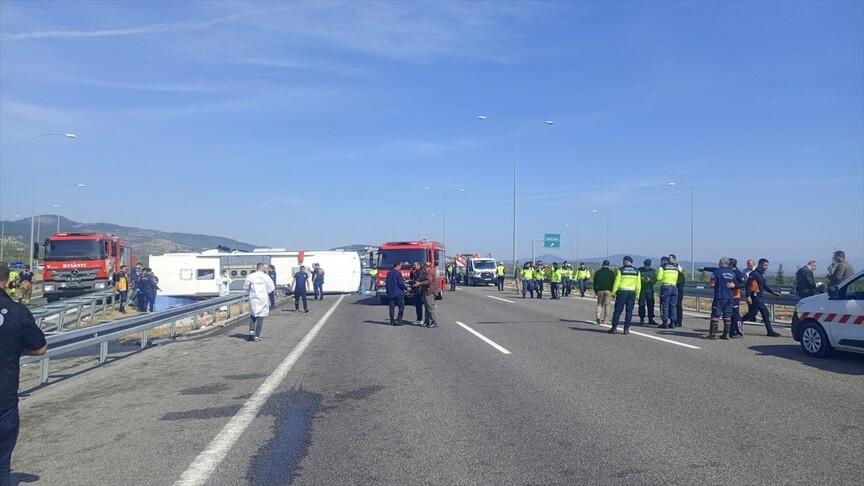 Manisa'da çekici ile tur otobüsü çarpıştı, 11 kişi öldü, 27 kişi yaralandı