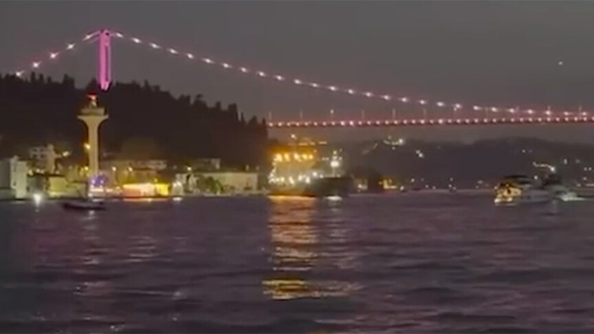 İstanbul Boğazı'nda gemi trafiği arızalanan tanker nedeniyle askıya alındı haber görseli