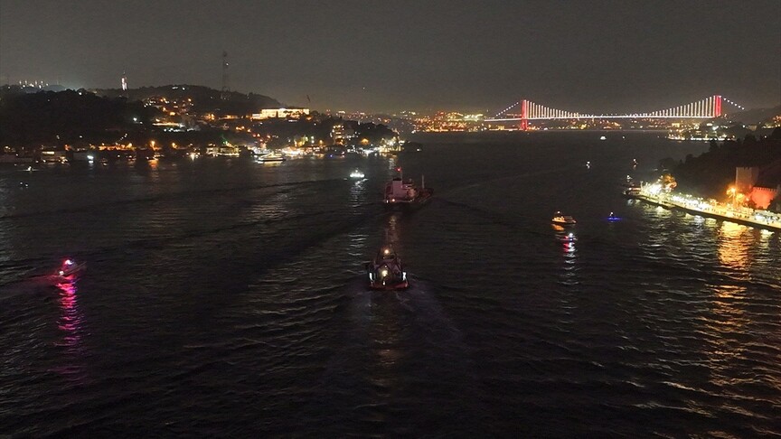 İstanbul Boğazı'nda gemi trafiği arızalanan tankerin çekilmesinin ardından açıldı haber görseli