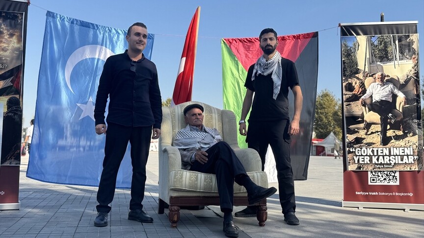 Sakarya'da vatandaşlar, Gazze'deki soykırıma "Sinvar pozuyla" tepki verdi haber görseli