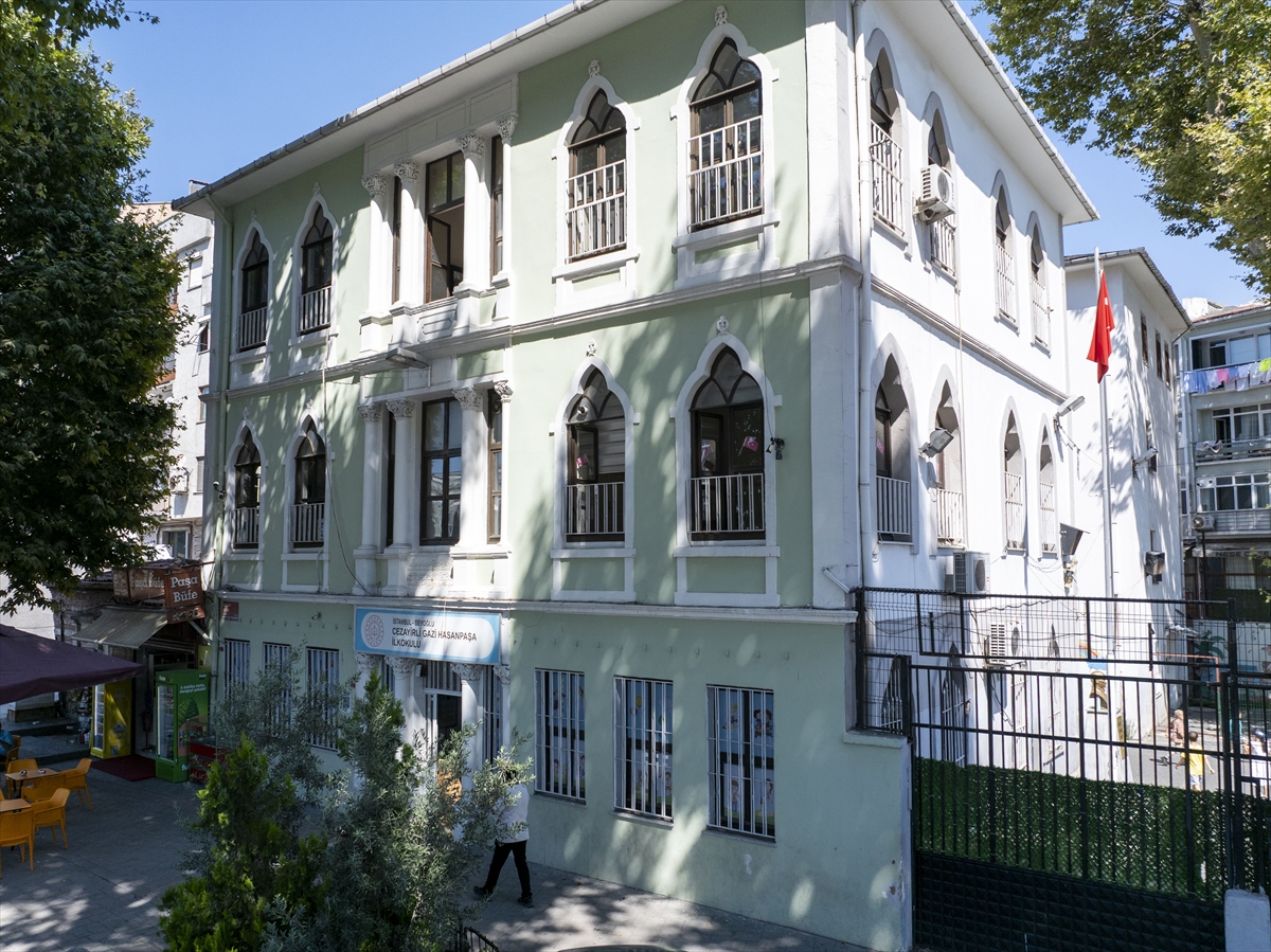Kaptan-ı Derya'nın komutanlık binasında eğitim geleneğini sürdüren Cezayirli Gazi Hasanpaşa İlkokulu