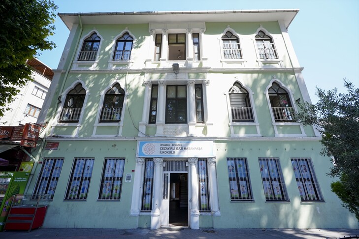 Kaptan-ı Derya'nın komutanlık binasında eğitim geleneğini sürdüren Cezayirli Gazi Hasanpaşa İlkokulu