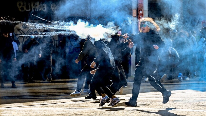 Brüksel'de eğitim reformlarını protesto eden öğrenciler ve polis arasında arbede yaşandı haber görseli