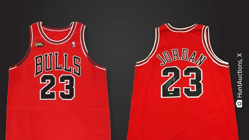 Fanella e Michael Jordanit nga finalet e NBA së të vitit 1998 shitet për shumë rekord prej 14 milionë dollarësh