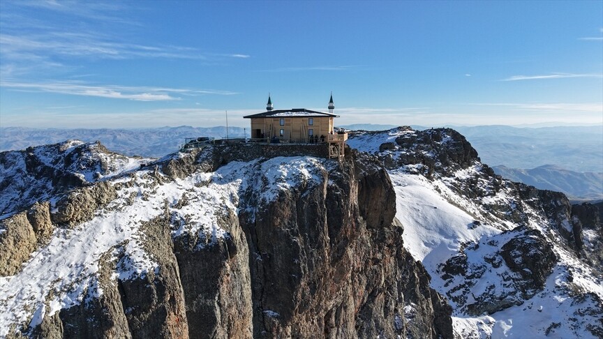 Bayburt'ta yüksek kesimlere kar yağdı