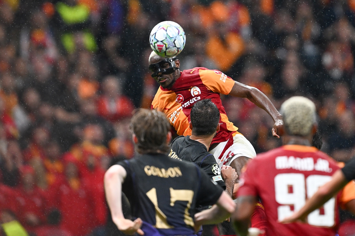 Barcelona'ya 4-1 yenilen Galatasaray, "Devler Ligi"nde puanla tanışamadı 4 Barcelona'ya 4-1 yenilen Galatasaray, "Devler Ligi"nde puanla tanışamadı