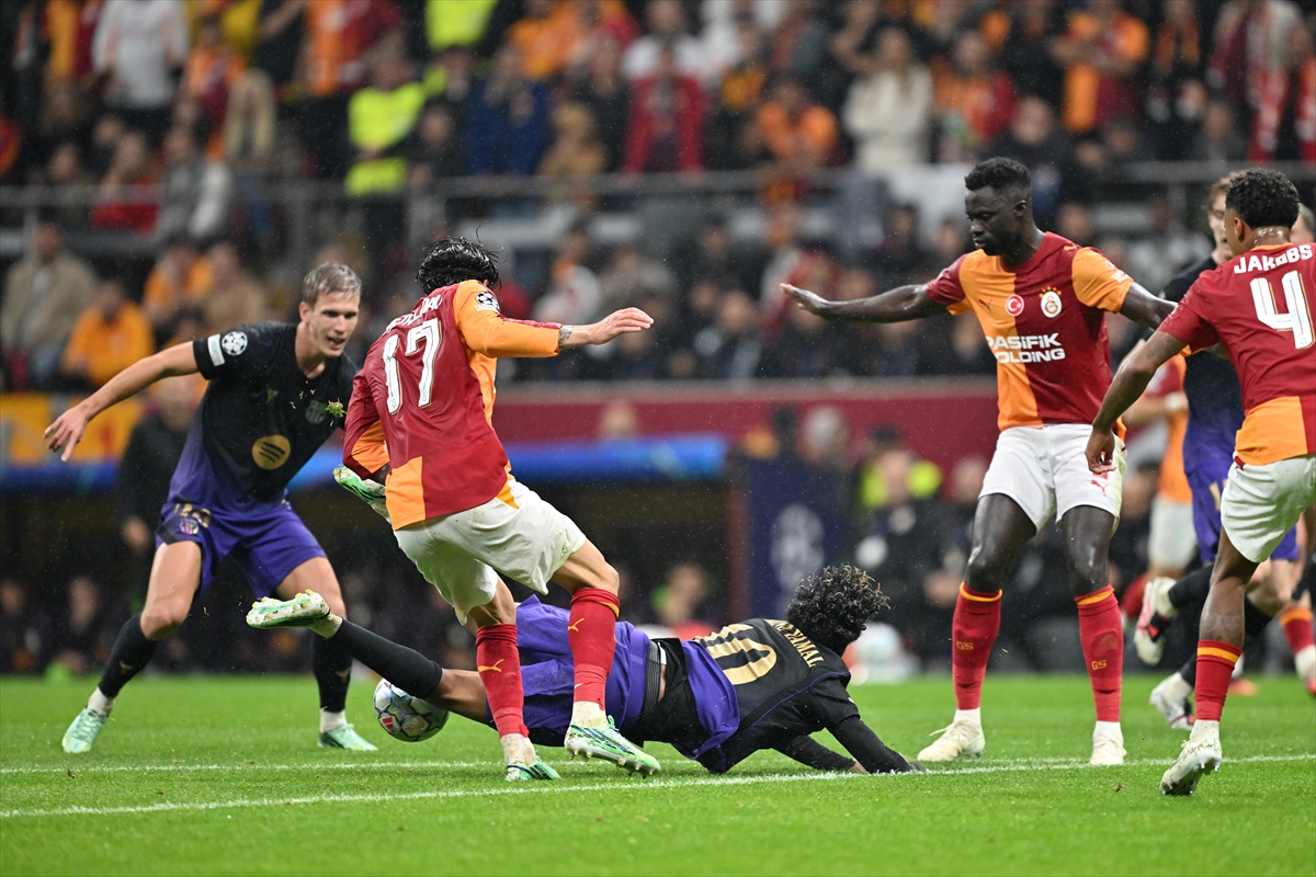 Barcelona'ya 4-1 yenilen Galatasaray, "Devler Ligi"nde puanla tanışamadı 9 Barcelona'ya 4-1 yenilen Galatasaray, "Devler Ligi"nde puanla tanışamadı
