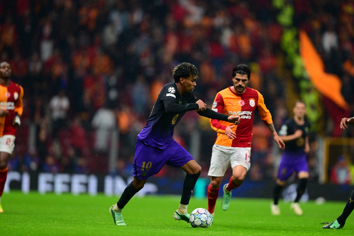 Barcelona'ya 4-1 yenilen Galatasaray, "Devler Ligi"nde puanla tanışamadı 3 Barcelona'ya 4-1 yenilen Galatasaray, "Devler Ligi"nde puanla tanışamadı