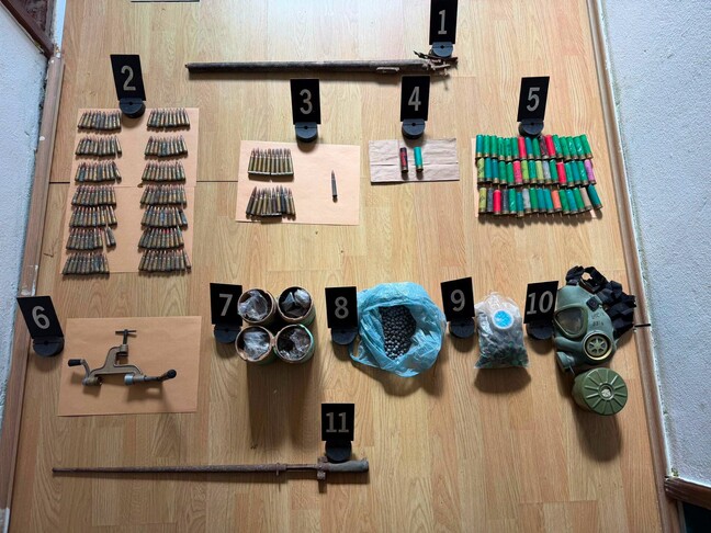 Policia e Kosovës konfiskon armë  granata dhe rreth dy mijë fishekë në Zubin Potok
