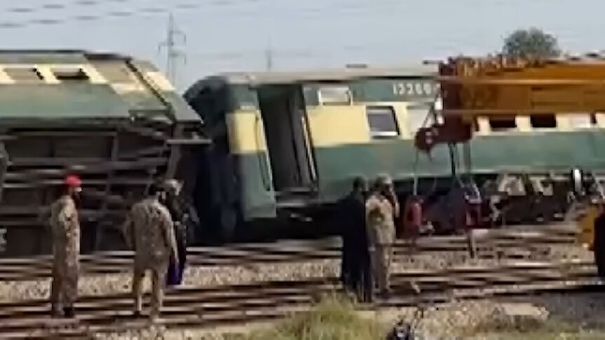 Pakistan'da yolcu treninin raydan çıkması sonucu 5 kişi öldü, 30'dan fazla kişi yaralandı haber görseli