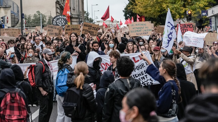 Fransa'da hükümetin taahhütlerine rağmen liselilerin eylemleri sürüyor