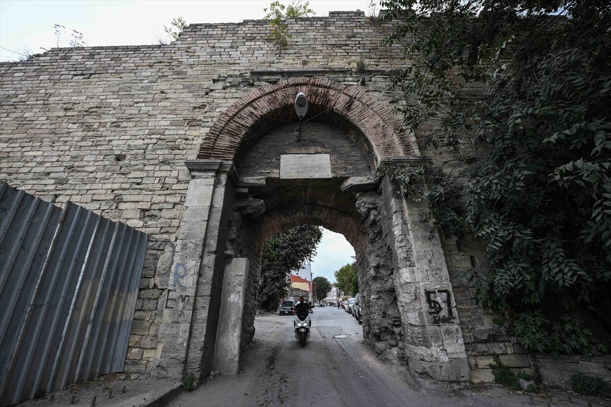 Bizans ve Osmanlı'nın izlerini bir arada taşıyan Yedikule Kapısı 1 Bizans ve Osmanlı'nın izlerini bir arada taşıyan Yedikule Kapısı