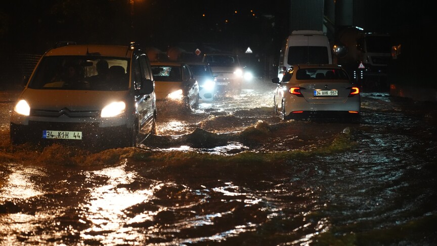 İstanbul'da sağanak nedeniyle birçok ilçede su baskınları yaşanıyor haber görseli