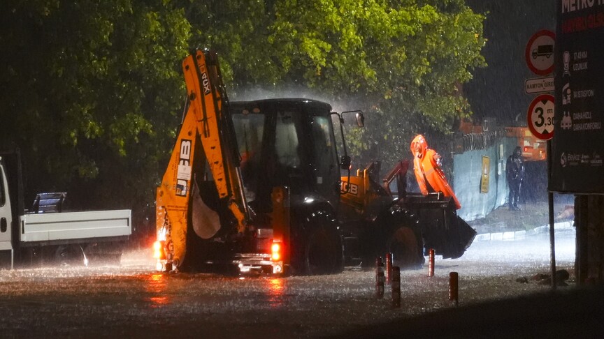 İstanbul'da sağanak nedeniyle 2 bin 518 ihbar yapıldı