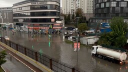 İstanbul'da sağanak hayatı olumsuz etkiledi