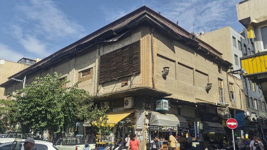 Tarih ve karmaşanın iç içe geçtiği İran'ın "ilk modern caddesi" Lalezar, can çekişiyor