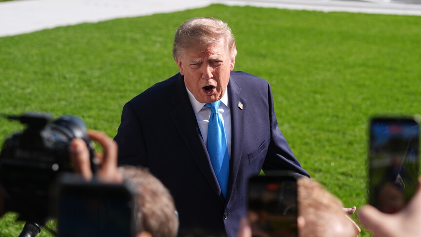 Trump, İran'a yönelik bir saldırının zamanlamasını sızdıranların "vurulması" gerektiğini savundu haber görseli