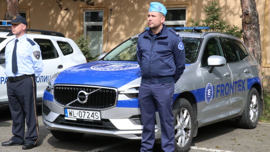 AB sınır ajansı Frontex, sınır dışı edilmiş göçmenlere yönelik destek programını askıya aldı haber görseli