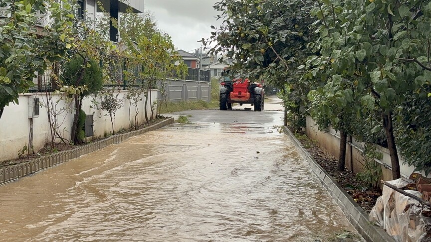 Şile ve Beykoz'da sağanak nedeniyle dereler taştı, tarla ve sokaklar su altında kaldı