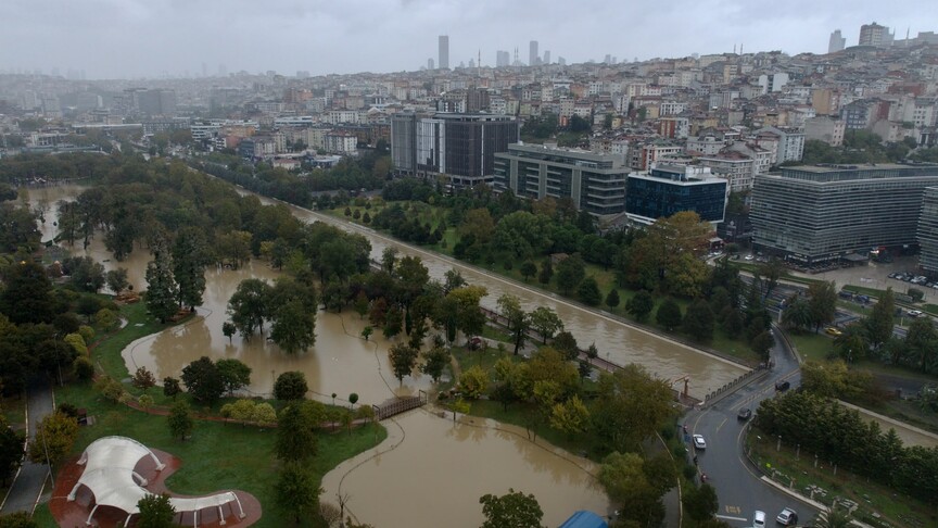 İstanbul sonbaharın ilk iki ayında aldığı yağıştan fazlasını iki günde gördü