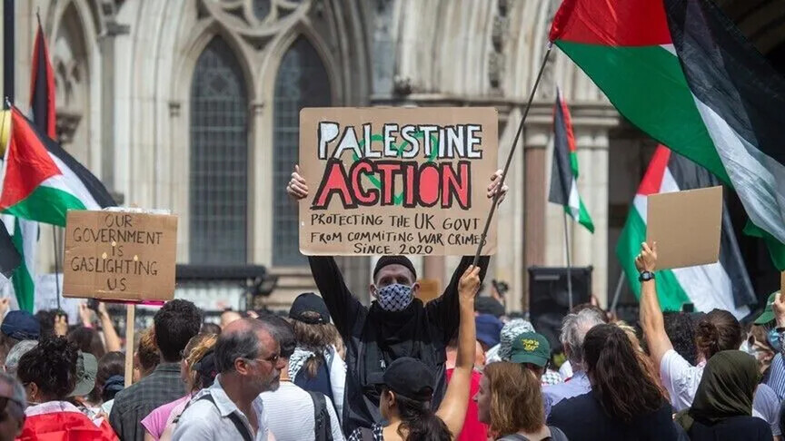 Bashkëshortja e këshilltarit britanik për sigurinë përballet me shqyrtim për një postim lidhur me Palestine Action