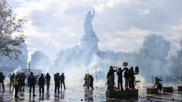 Fransa'da liseliler ve çiftçilerin destek verdiği sarı yelekliler eylemde