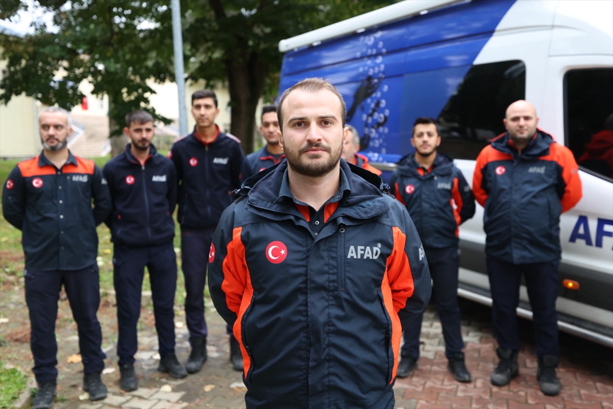 Selde mahsur kalan bebeğin kurtarılma anları yürekleri ısıttı 4 Selde mahsur kalan bebeğin kurtarılma anları yürekleri ısıttı